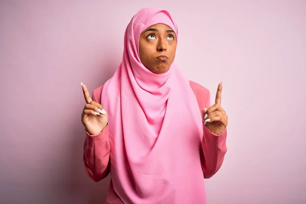 Young African American Afro Woman Wearing Muslim Hijab Isolated Pink — Stock fotografie