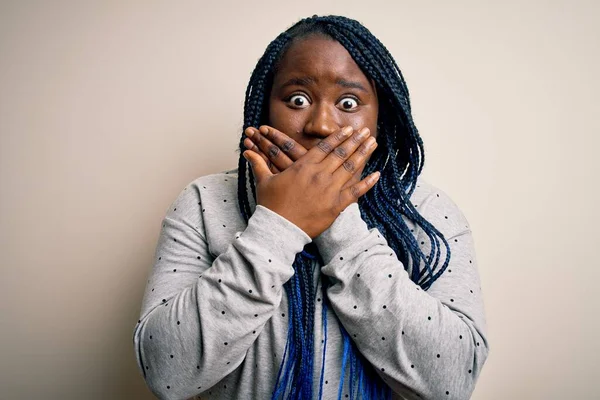 Африканская Американка Плюс Женщина Косичками Повседневной Толстовке Белом Фоне Шокировала — стоковое фото
