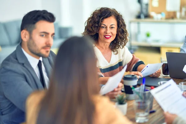 Gruppe Von Geschäftsleuten Die Zusammenarbeiten Mit Laptop Schreibtisch Sitzen Und — Stockfoto