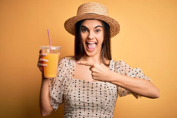 Jovem Bela Mulher Morena Férias Usando Chapéu Verão Bebendo Suco — Fotografia de Stock