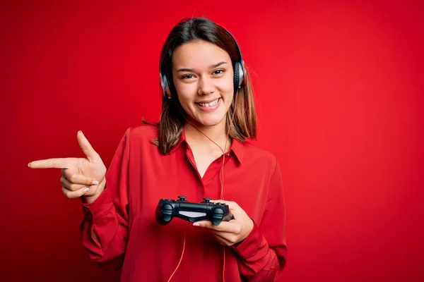 Jovem Bela Garota Morena Gamer Jogando Videogame Usando Joystick Fones — Fotografia de Stock