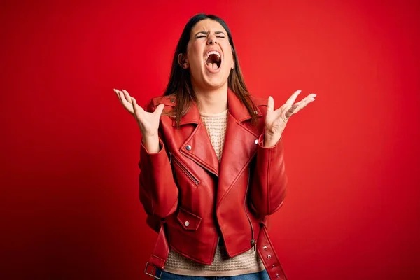 Mujer Hermosa Joven Con Chaqueta Cuero Rojo Sobre Fondo Aislado —  Fotos de Stock