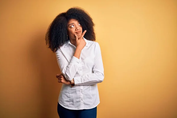 Ung Vacker Afrikansk Amerikansk Elegant Kvinna Med Afro Hår Står — Stockfoto