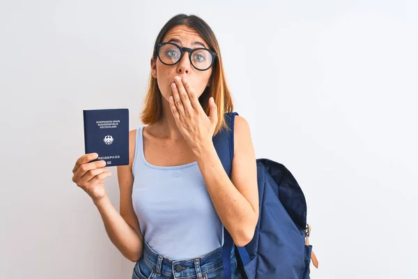 Mulher Estudante Ruiva Bonita Vestindo Mochila Segurando Passaporte Alemanha Cobrir — Fotografia de Stock