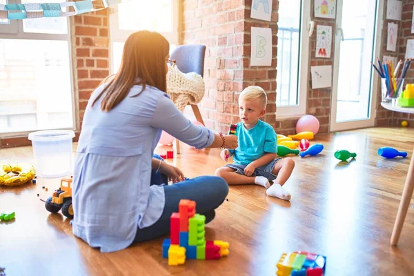 Jovem Criança Caucasiana Brincando Playschool Com Professor Mãe Filho Sala — Fotografia de Stock