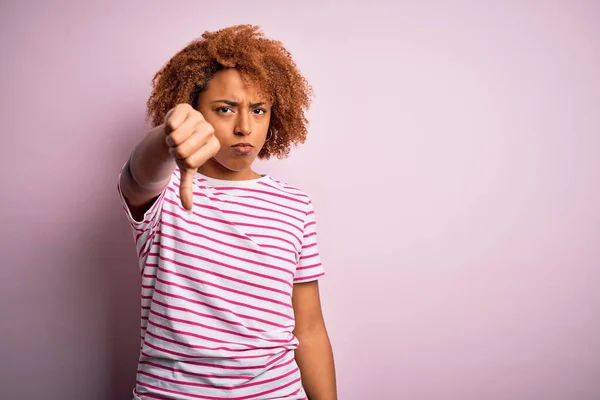 Joven Hermosa Afroamericana Afro Mujer Con Pelo Rizado Usando Casual — Foto de Stock