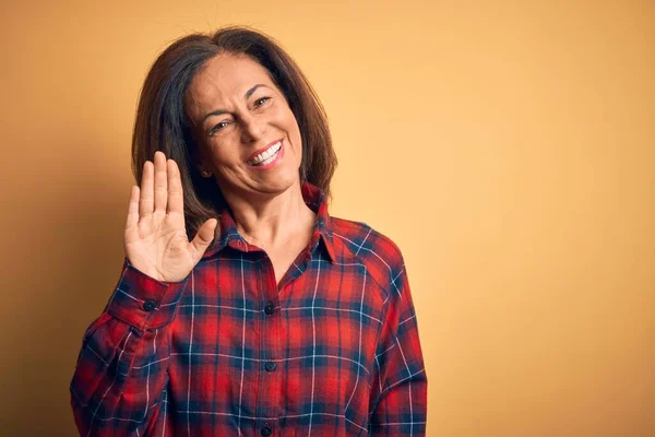 Medelåldern Vacker Kvinna Bär Casual Skjorta Stående Över Isolerad Gul — Stockfoto