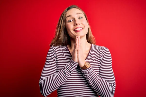 Jovem Mulher Loira Bonita Vestindo Shirt Listrada Casual Sobre Fundo — Fotografia de Stock