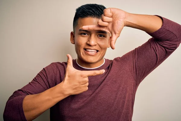 Joven Hombre Latino Guapo Usando Suéter Casual Pie Sobre Fondo — Foto de Stock