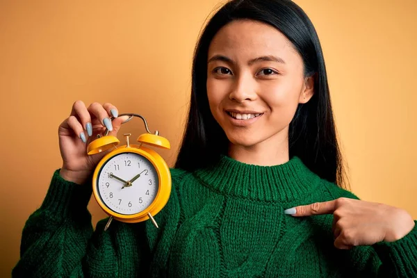 Junge Schöne Chinesische Frau Hält Vintage Wecker Über Isolierten Gelben — Stockfoto