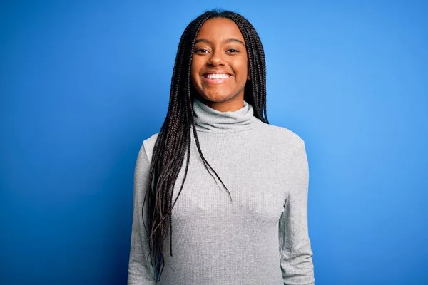 Junge Afroamerikanerin Mit Lässigem Rollkragen Vor Blauem Hintergrund Und Einem — Stockfoto