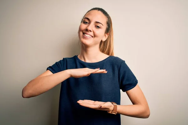 Jonge Mooie Blonde Vrouw Met Blauwe Ogen Dragen Casual Shirt — Stockfoto