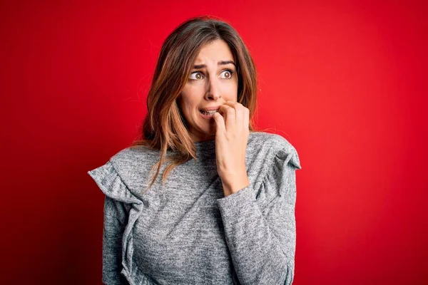 Jovem Bela Mulher Morena Vestindo Camisola Casual Sobre Fundo Vermelho — Fotografia de Stock