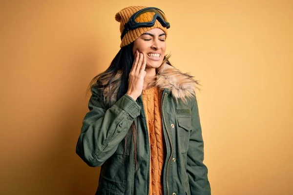 Joven Mujer Hispana Hermosa Con Gafas Esquí Abrigo Para Clima — Foto de Stock