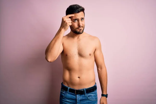 Homem Forte Bonito Novo Com Barba Shirtless Que Está Sobre — Fotografia de Stock