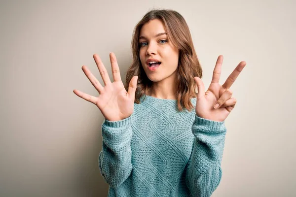 Mladá Blondýnka Dívka Sobě Ležérní Modrý Zimní Svetr Přes Izolované — Stock fotografie