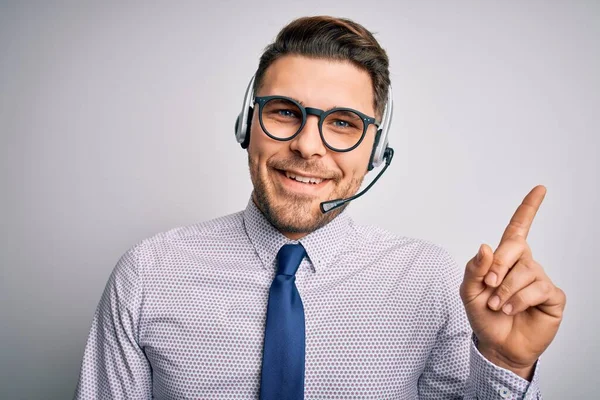 Jonge Callcenter Operator Zakenman Met Blauwe Ogen Met Bril Headset — Stockfoto