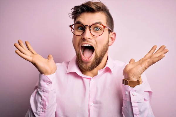 Joven Hombre Rubio Guapo Con Barba Ojos Azules Con Camisa —  Fotos de Stock