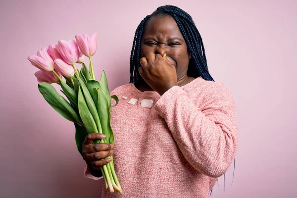 Jeune Femme Afro Américaine Taille Avec Des Tresses Tenant Bouquet — Photo