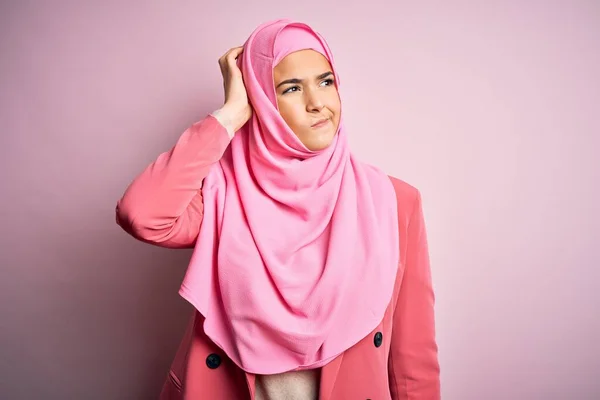 Ung Vacker Flicka Bär Muslimsk Hijab Stående Över Isolerade Rosa — Stockfoto