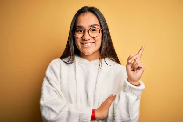 Junge Schöne Asiatin Lässigem Pullover Und Brille Vor Gelbem Hintergrund — Stockfoto