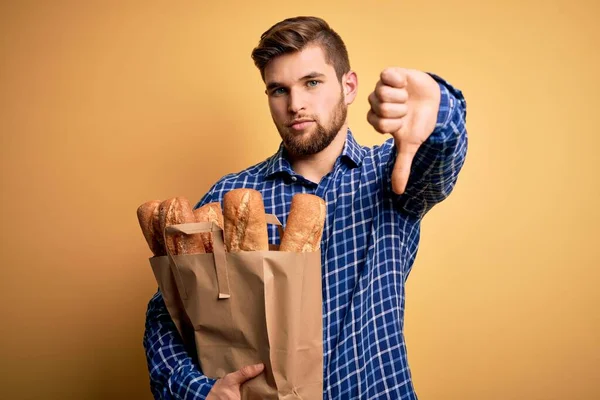 Sakallı Mavi Gözlü Elinde Kızgın Yüzlü Ekmek Torbası Olan Genç — Stok fotoğraf