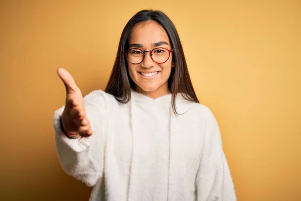 Jonge Mooie Aziatische Vrouw Dragen Casual Trui Bril Gele Achtergrond — Stockfoto