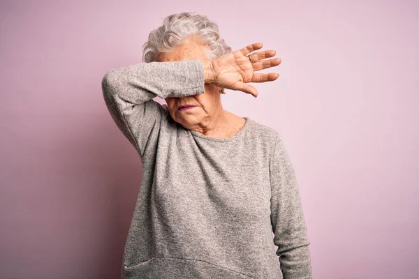 Senior Hermosa Mujer Con Camiseta Casual Pie Sobre Fondo Rosa — Foto de Stock