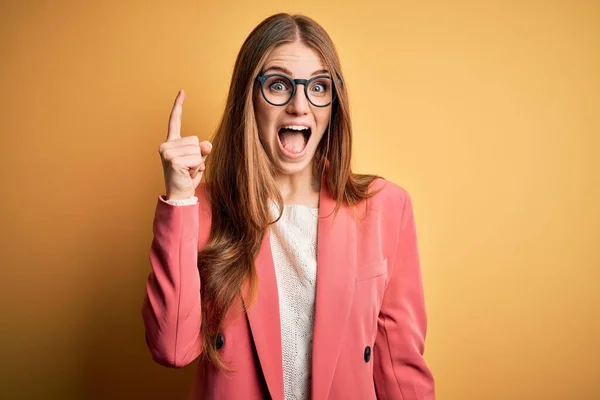 Joven Hermosa Pelirroja Con Chaqueta Gafas Sobre Fondo Amarillo Aislado —  Fotos de Stock