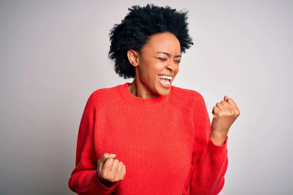 Ung Vacker Afroamerikansk Afro Kvinna Med Lockigt Hår Bär Röd — Stockfoto