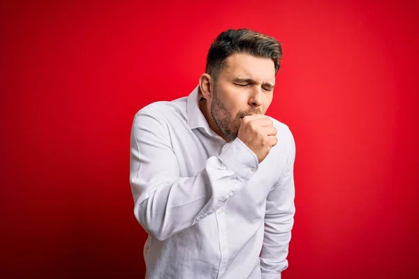 Jonge Zakenman Met Blauwe Ogen Dragen Elegante Shirt Staan Rood — Stockfoto