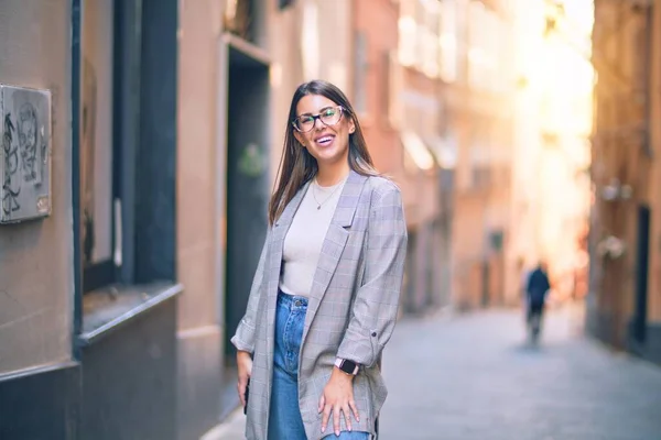 Giovane Bella Donna Sorridente Felice Fiducioso Piedi Con Sorriso Sulla — Foto Stock