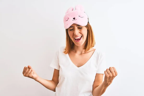 Beautiful Redhead Woman Wearing Sleeping Mask Isolated Background Very Happy — Stock Photo, Image