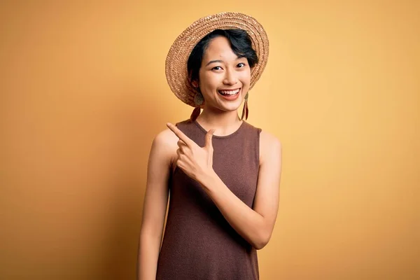 Mladá Krásná Asijská Dívka Sobě Ležérní Tričko Klobouk Přes Izolované — Stock fotografie