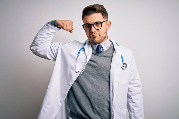 Jovem Médico Homem Com Olhos Azuis Vestindo Casaco Médico Estetoscópio — Fotografia de Stock