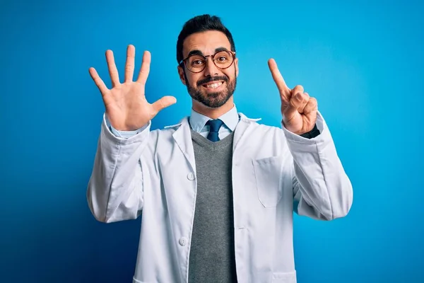 Jonge Knappe Dokter Man Met Baard Dragen Jas Bril Blauwe — Stockfoto