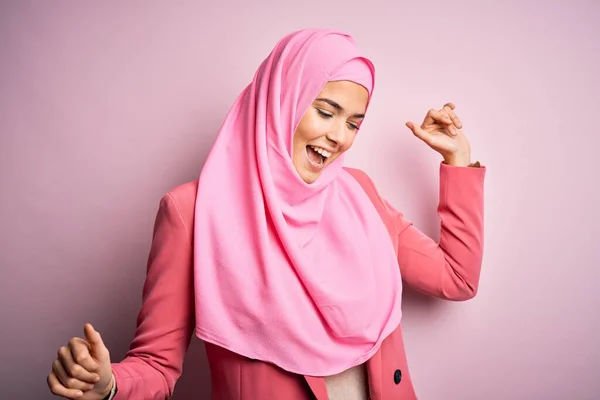 Menina Bonita Nova Vestindo Hijab Muçulmano Sobre Fundo Rosa Isolado — Fotografia de Stock