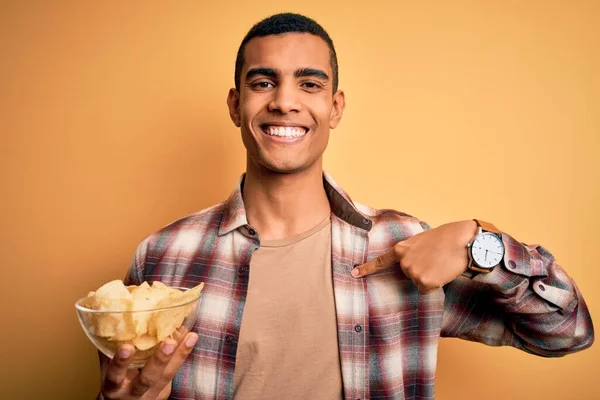 Jovem Homem Afro Americano Bonito Segurando Tigela Batatas Fritas Sobre — Fotografia de Stock