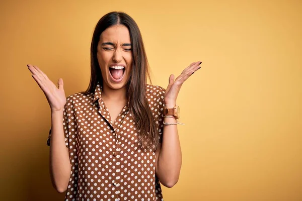 Jovem Bela Mulher Morena Vestindo Camisa Casual Sobre Fundo Amarelo — Fotografia de Stock