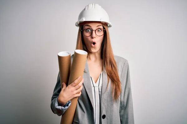 Joven Hermosa Arquitecta Pelirroja Con Gafas Casco Seguridad Sosteniendo Planos — Foto de Stock