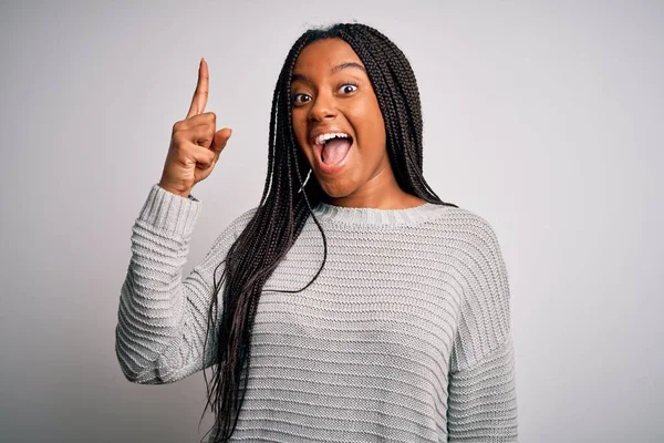 Jonge Afro Amerikaanse Vrouw Staat Casual Koel Grijze Geïsoleerde Achtergrond — Stockfoto