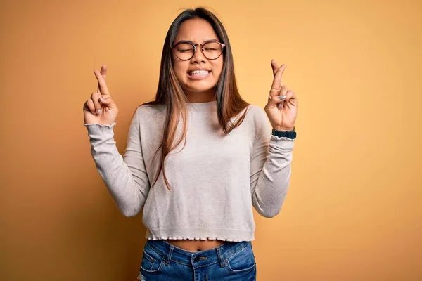 Joven Hermosa Chica Asiática Con Suéter Casual Gafas Sobre Fondo —  Fotos de Stock