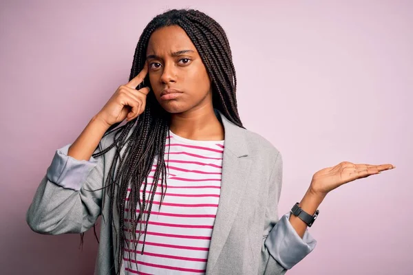 ピンク色の隔絶された背景の上に立つ若いアフリカ系アメリカ人のビジネス女性は コピースペースと額を指差す指を示す開いてヤシに混乱し 悩まされた 考えてみて — ストック写真