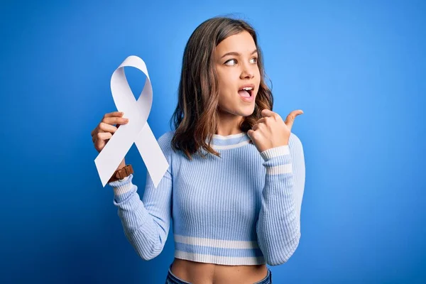 Ung Blond Flicka Håller Stoppa Kvinnor Våld Och Lungcancer Medvetenhet — Stockfoto