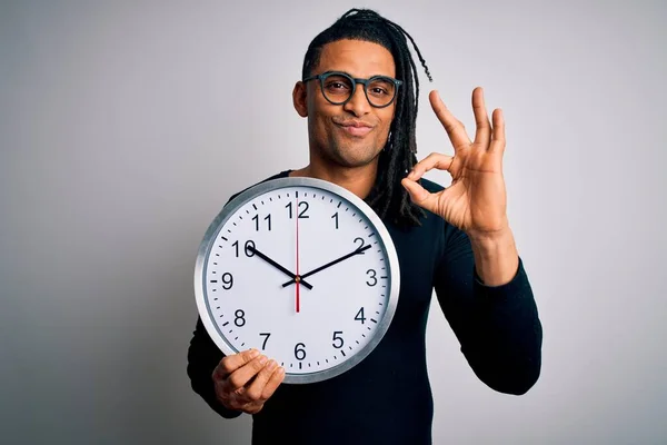 Joven Afroamericano Afro Hombre Haciendo Cuenta Regresiva Sosteniendo Reloj Bic —  Fotos de Stock