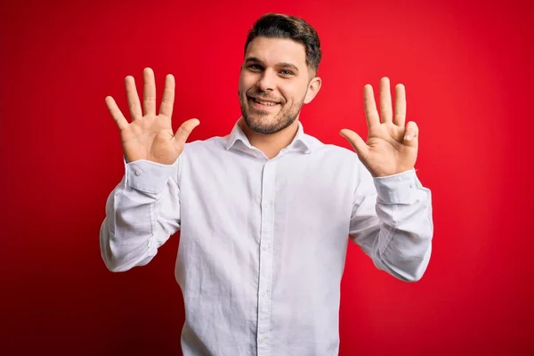 Junger Geschäftsmann Mit Blauen Augen Trägt Elegantes Hemd Vor Rotem — Stockfoto