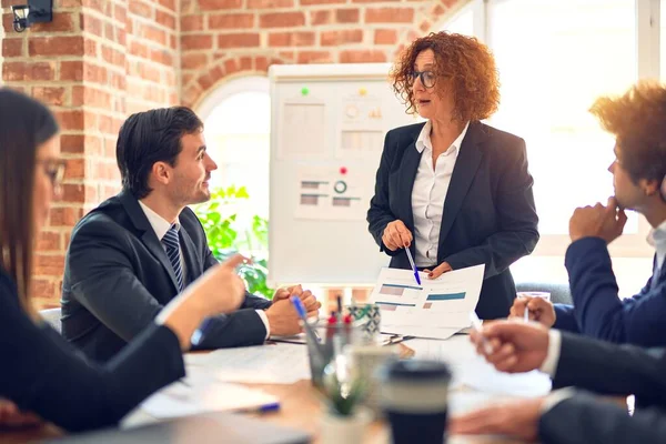 Gruppe Von Geschäftsleuten Die Einem Meeting Zusammenarbeiten Hört Einer Von — Stockfoto