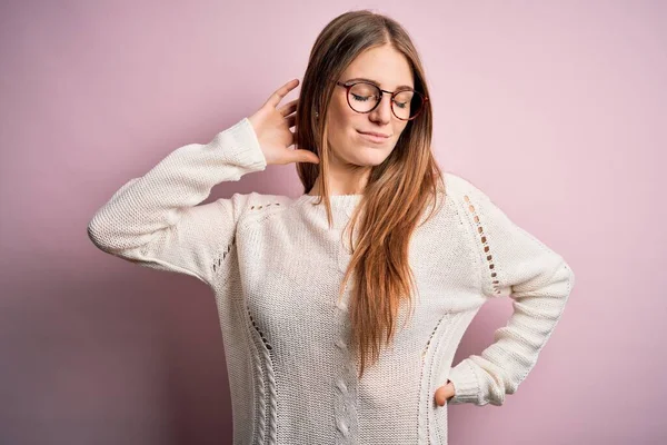 Giovane Bella Rossa Donna Indossa Maglione Casual Occhiali Sfondo Rosa — Foto Stock