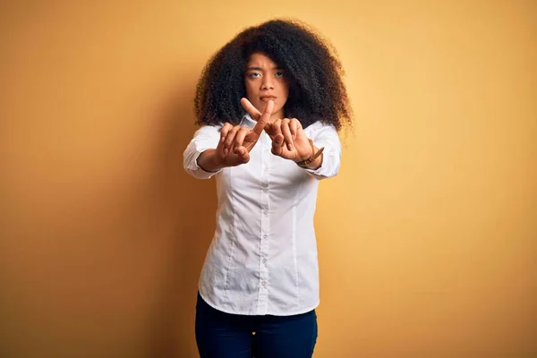 Młoda Piękna Afrykańska Elegancka Kobieta Afro Włosy Stojące Żółtym Tle — Zdjęcie stockowe