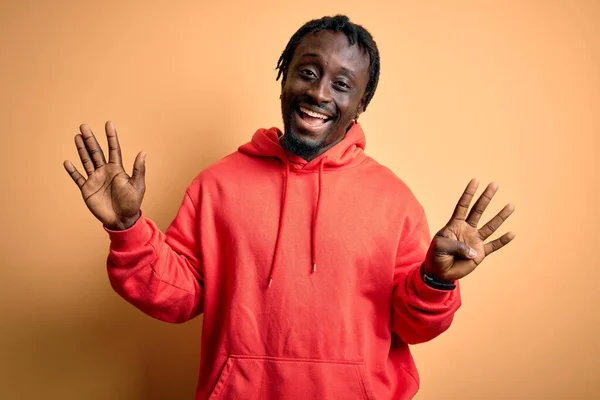 Joven Afroamericano Deportivo Con Sudadera Con Capucha Sobre Fondo Amarillo —  Fotos de Stock